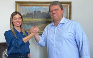 Deputada Fabiana Bolsonaro ao lado do Governador do Estado de São Paulo, Tarcísio de Freitas.