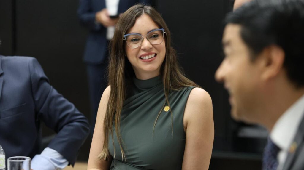 PEC de Fabiana Bolsonaro dá primeiro passo para regularização de instituições religiosas